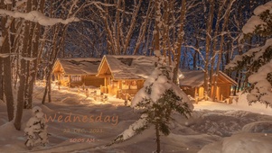 白雪皑皑中温馨的小木屋