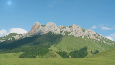 护眼绿色草坪山坡