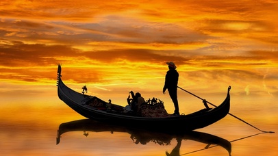 黄昏下海上小船