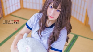 居家呆萌可爱女孩