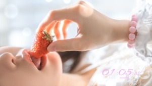 清纯美少女吃草莓
