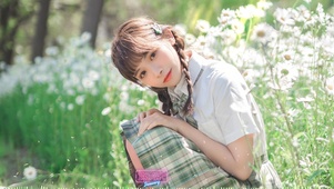 菊花田里的JK制服女孩