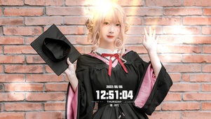 穿学士服的学妹