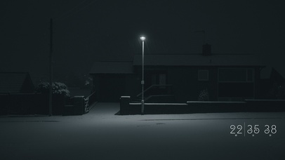 夜晚的下雪路灯