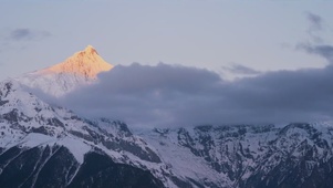 日照金山