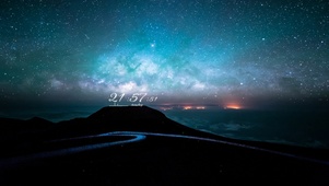 夜晚道路上的星空