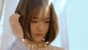 撩头发的短发女孩