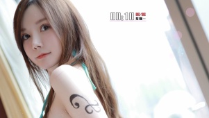 窗户边爱笑的美女