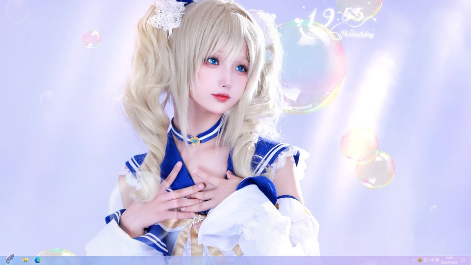 金发蓝眼双马尾少女，穿蓝白cos服饰，背景淡紫带漂浮泡泡。