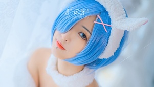 蓝色短发美女