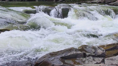 小瀑布山间河流小溪