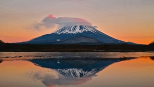 山与云