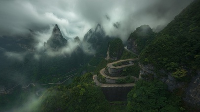 云雾缭绕的盘山公路