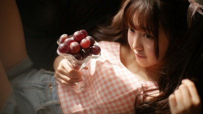 爱吃葡萄的美女