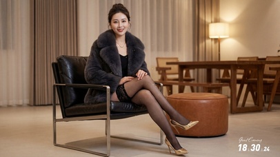 低斟浅酌，杯中明月被她笑入怀