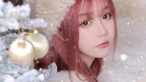 雪下红头发美女