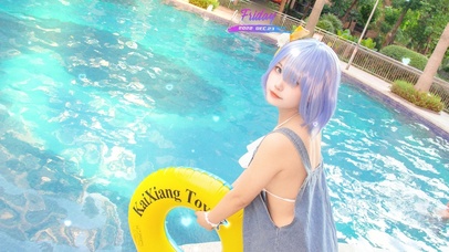 夏日泳池美少女
