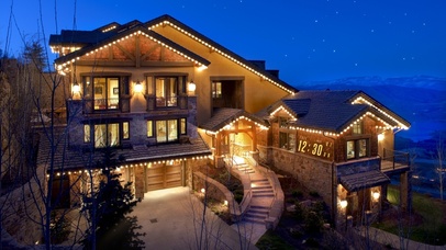 夜晚的山间别墅