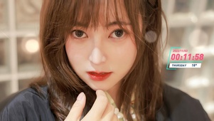 大眼睛黏唇美女