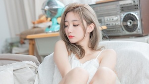 白色吊带清纯美女