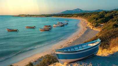 海岸边停泊的小船