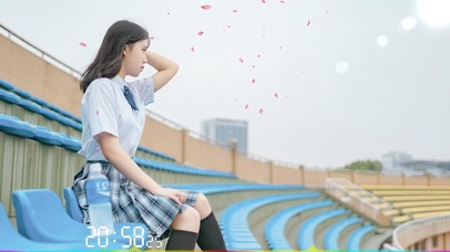 球场上的JK制服学妹