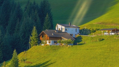 唯美治愈森林山丘房屋