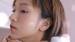 清纯短发美女的侧脸