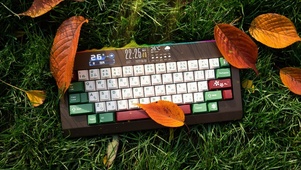 4k 治愈清新草地上的键盘