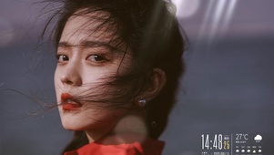 海风吹乱头发的美女