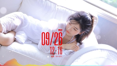 沙发上的白衣女友