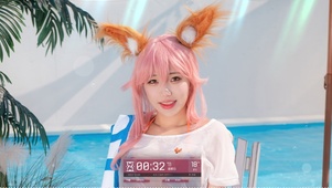 泳池边的清纯美女