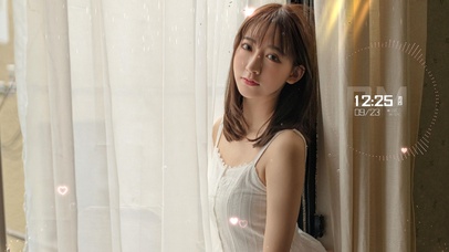 窗帘边，好看的小表妹