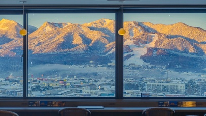4K唯美治愈窗外夕阳小镇雪景