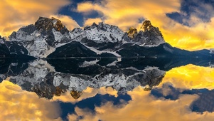 日出湖边雪山