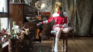 钢琴旁的长腿女孩