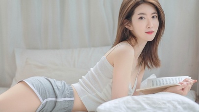 居家文艺美女