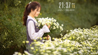 户外唯美田野捧花的美少女