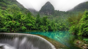 山谷湖泊