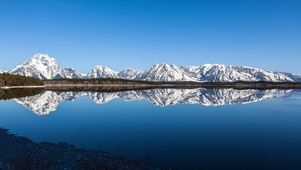 雪山湖泊