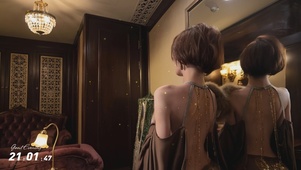 她像清风拂过白