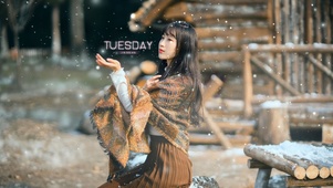 雪景里的清纯美女