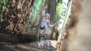 巷子里的cos美少女