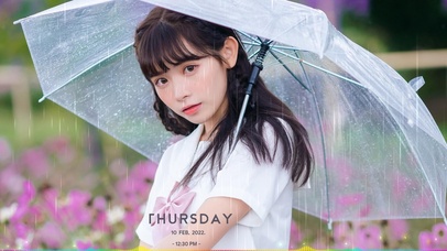 下雨天的撑伞女孩壁纸