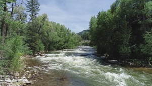 山间流水