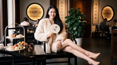 宛如春风拂柳，点染满园流光