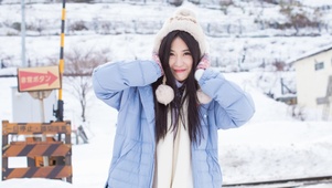 冬季飘雪少女
