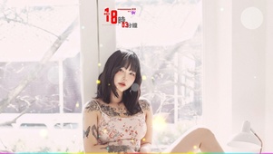 窗户边的微胖美女