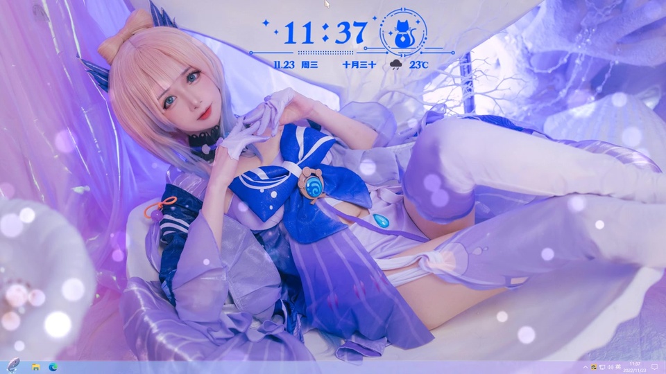 横版画面，一名扮演原神珊瑚宫心海的cosplay女性侧躺于梦幻室内布景中，抬手比心，整体为淡紫色与浅粉色交织的梦幻光影，带有散景光斑，画面顶部与底部留有空白区域。