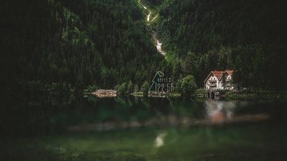 4K唯美治愈森林湖边小屋